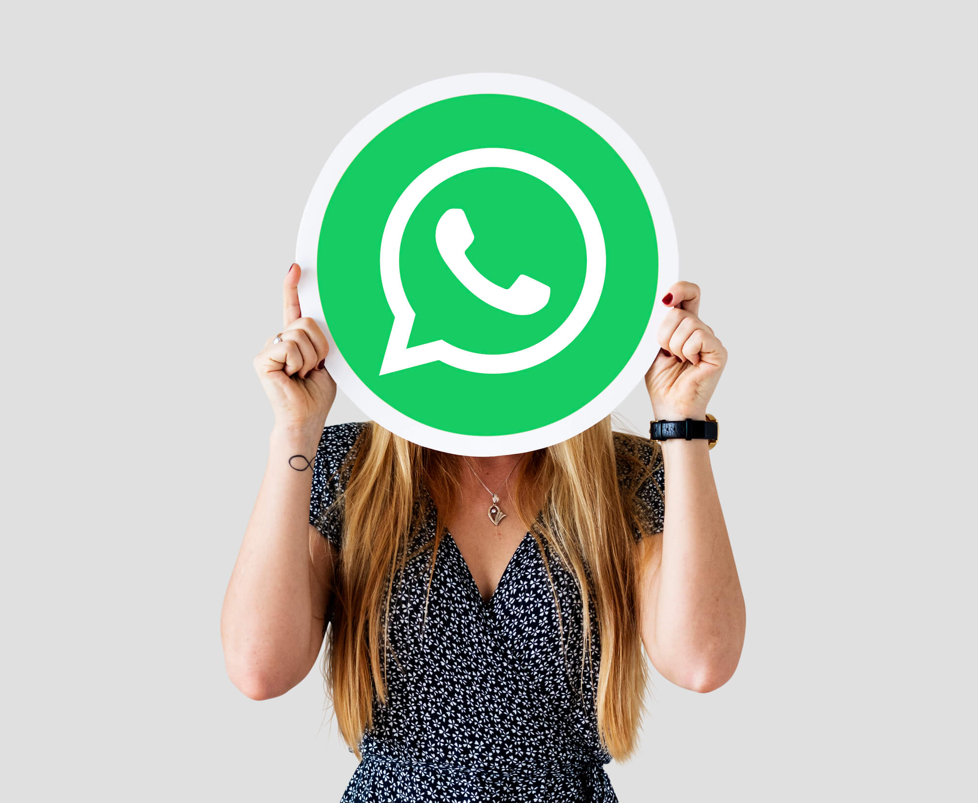 imagem de uma mulher com o ícone do WhatsApp na frente do rosto
